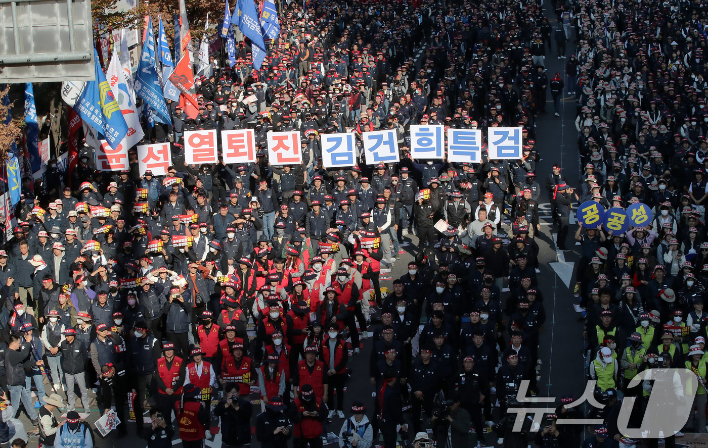 (서울=뉴스1) 박세연 기자 = 한국노총 노조원들이 9일 오후 서울 여의도 여의대로에서 열린 ‘윤석열 정권 반노동정책 심판’ 2024 한국노총 전국노동자대회에서 구호를 외치고 있다 …