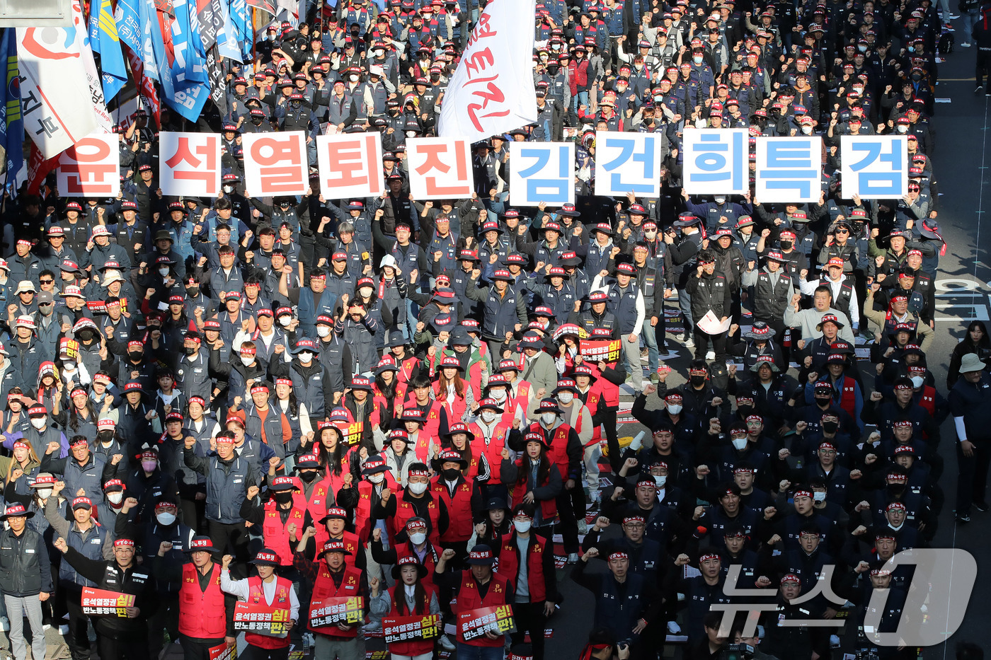 (서울=뉴스1) 박세연 기자 = 한국노총 노조원들이 9일 오후 서울 여의도 여의대로에서 열린 ‘윤석열 정권 반노동정책 심판’ 2024 한국노총 전국노동자대회에서 구호를 외치고 있다 …