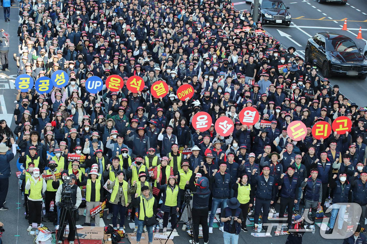 본문 이미지 - 한국노총 노조원들이 9일 오후 서울 여의도 여의대로에서 열린 ‘윤석열 정권 반노동정책 심판’ 2024 한국노총 전국노동자대회에서 구호를 외치고 있다. 2024.11.9/뉴스1 ⓒ News1 박세연 기자