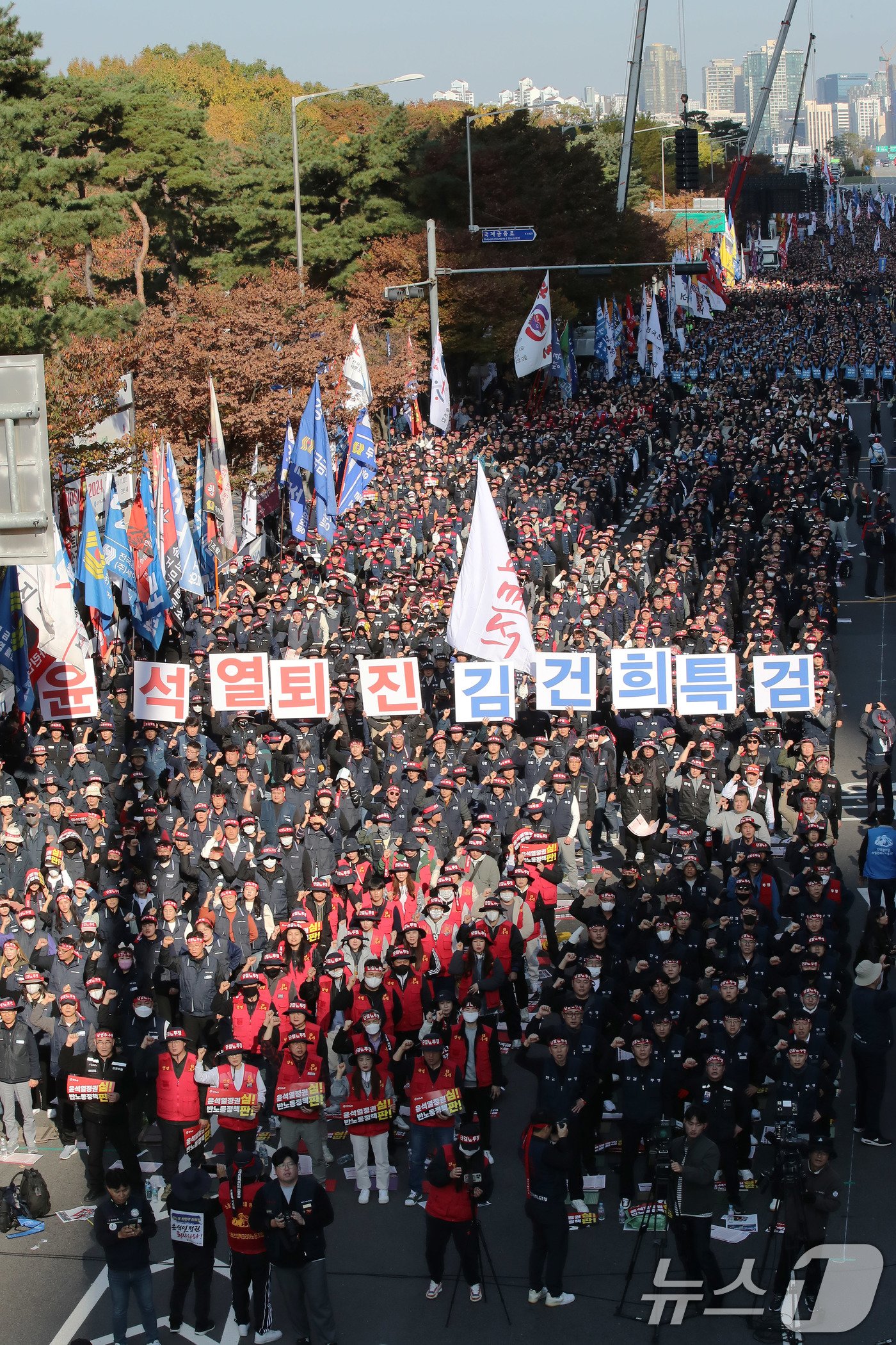 한국노총 노조원들이 9일 오후 서울 여의도 여의대로에서 열린 ‘윤석열 정권 반노동정책 심판’ 2024 한국노총 전국노동자대회에서 구호를 외치고 있다. 2024.11.9/뉴스1 ⓒ News1 박세연 기자