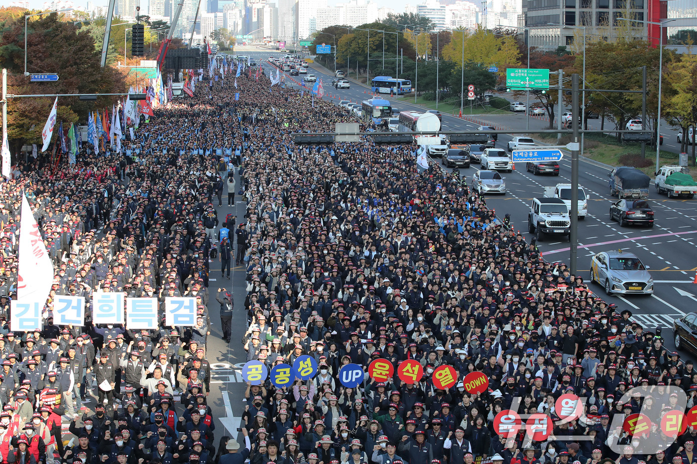 (서울=뉴스1) 박세연 기자 = 한국노총 노조원들이 9일 오후 서울 여의도 여의대로에서 열린 ‘윤석열 정권 반노동정책 심판’ 2024 한국노총 전국노동자대회에서 구호를 외치고 있다 …