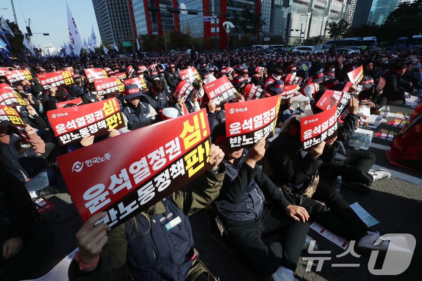 한국노총 노조원들이 9일 오후 서울 여의도 여의대로에서 열린 ‘윤석열 정권 반노동정책 심판’ 2024 한국노총 전국노동자대회에서 구호를 외치고 있다. 2024.11.9/뉴스1 ⓒ News1 박세연 기자