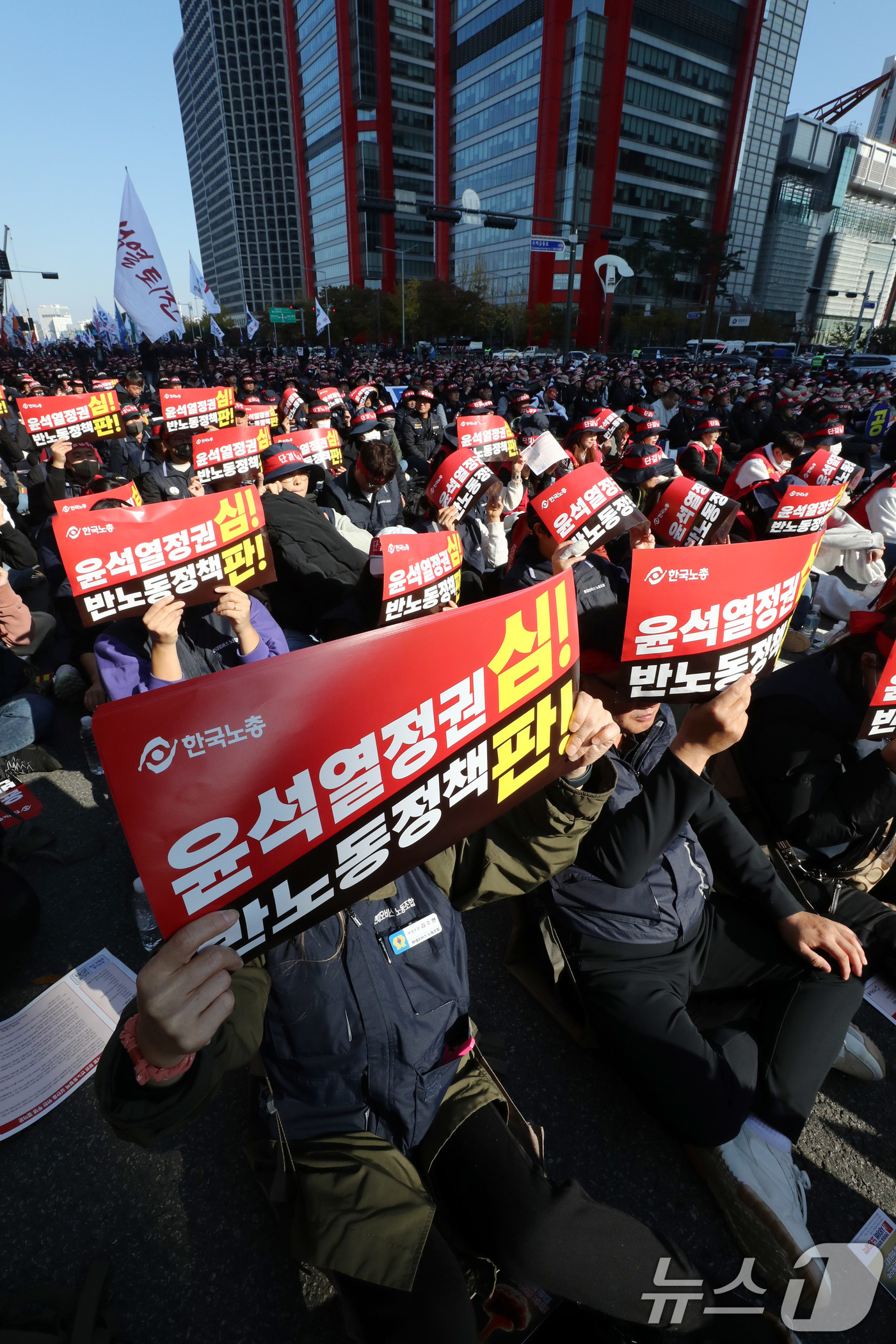 (서울=뉴스1) 박세연 기자 = 한국노총 노조원들이 9일 오후 서울 여의도 여의대로에서 열린 ‘윤석열 정권 반노동정책 심판’ 2024 한국노총 전국노동자대회에서 구호를 외치고 있다 …