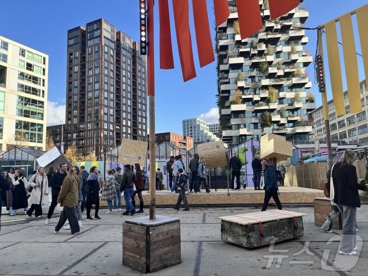 본문 이미지 - 2024년 더치 디자인 위크&#40;Dutch Design Week&#41; 전시 현장. 도심 한가운데 공원처럼 꾸며졌다. 2024.10.27/ⓒ 뉴스1 차현정 통신원