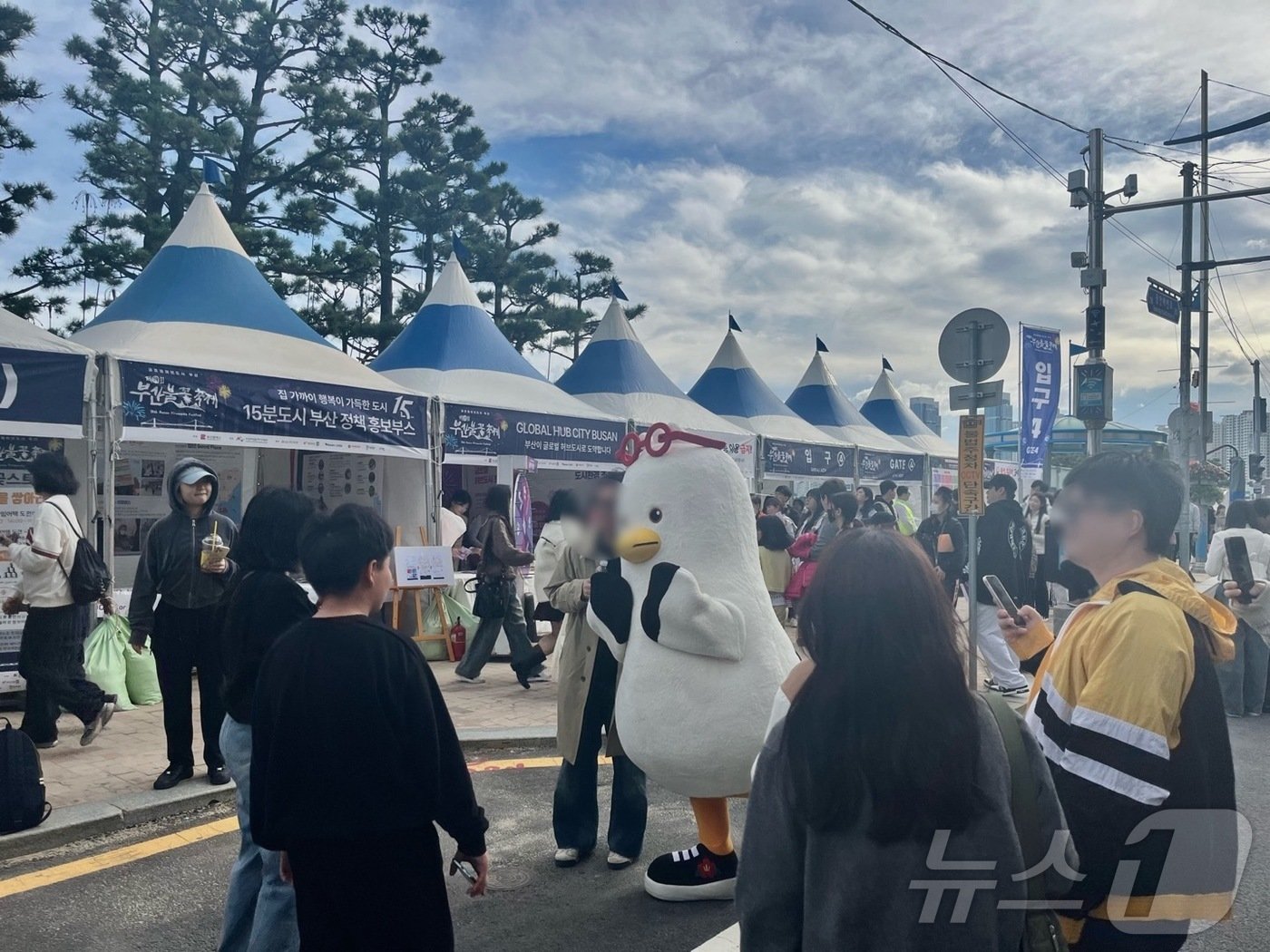 9일 오후 부산 광안리해수욕장 인근 도로에서 부산시 마스코트 부기가 방문객과 사진을 찍고 있다.2024.11.9/ⓒ News1 장광일 기자