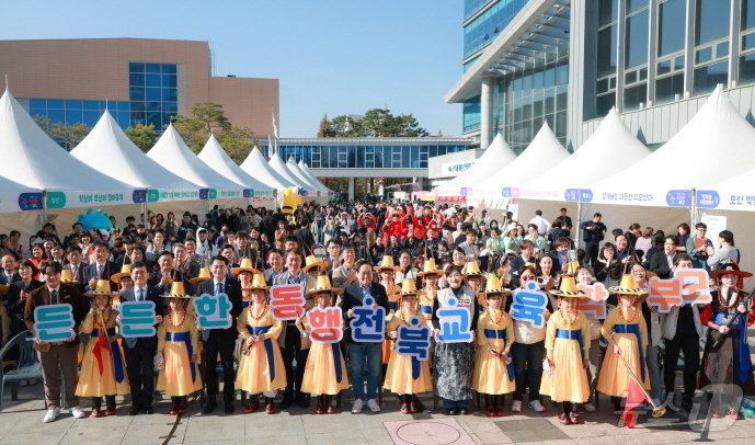 9일 전북특별자치교육청 야외마당과 별관에서 ‘2024년 전북 학부모 한마당’이 개최되고 있다. 올해로 2회 째를 맞는 이번 축제에는 도내 14개 시군에서 총 3500 여명의 학부모와 자녀 등이 찾는 등 큰 호응을 받았다.&#40;전북교육청 제공&#41;/뉴스1