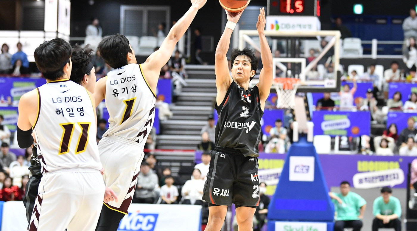 KT 허훈이 슛을 쏘고 있다.&#40;KBL 제공&#41;