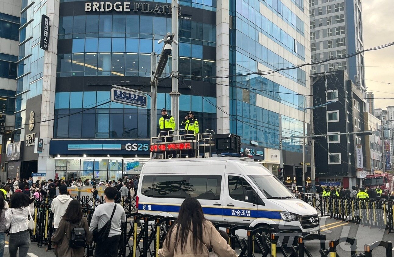 본문 이미지 - 혼잡안전관리차량에서 경찰관 2명이 인파 분산을 위해 안내하고 있다.2024.11.9/ 뉴스1 ⓒ News1 조아서 기자