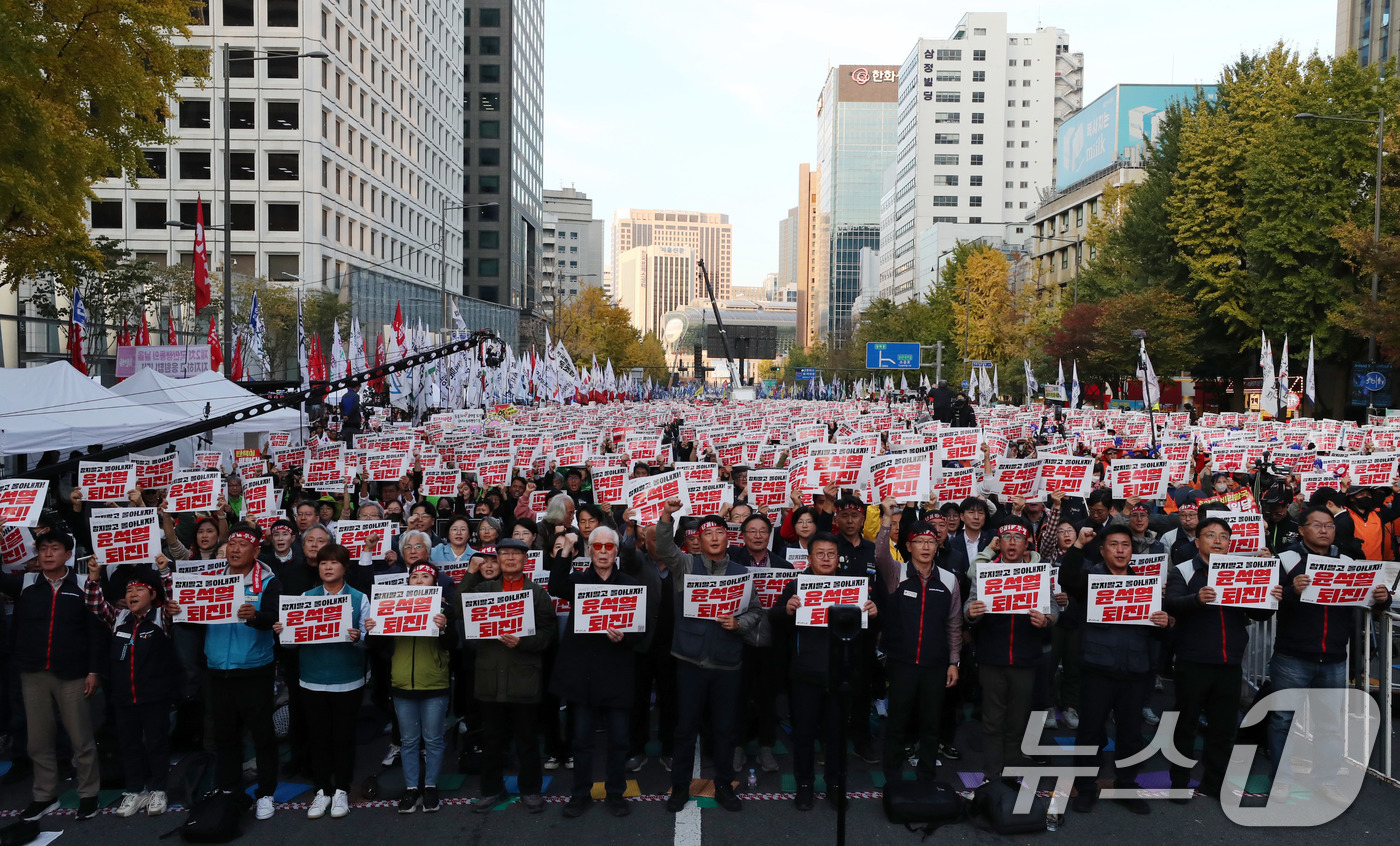 (서울=뉴스1) 박세연 기자 = 민주노총 노조원들이 9일 오후 서울 세종대로에서 열린 ‘민주노총, 참지말고 몰아내자! 윤석열정권 퇴진! 2024 전태일열사 정신계승 전국노동자대회 …