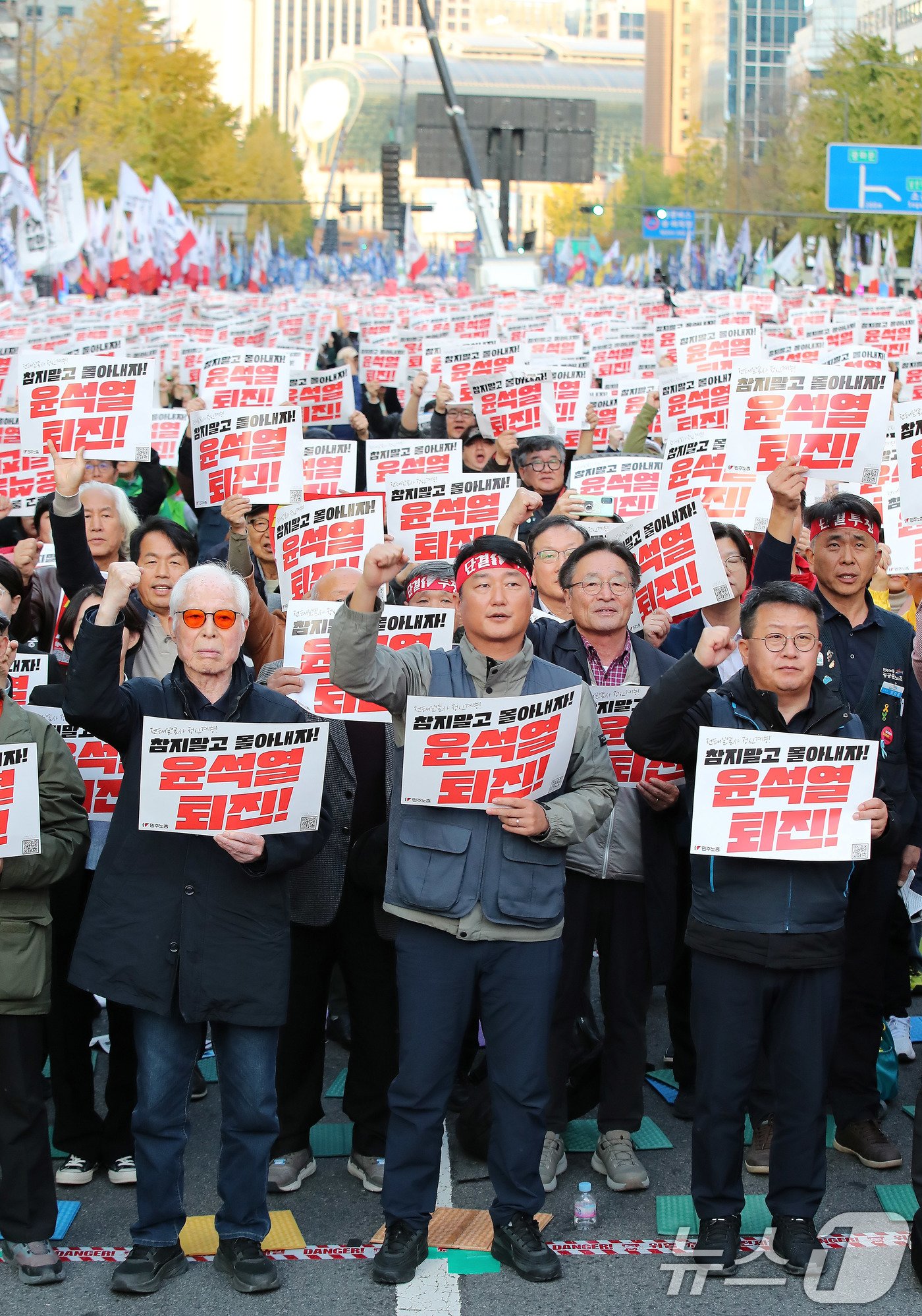 본문 이미지 - 민주노총 노조원들이 9일 오후 서울 세종대로에서 열린 ‘민주노총, 참지말고 몰아내자! 윤석열정권 퇴진! 2024 전태일열사 정신계승 전국노동자대회 · 1차 퇴진총궐기대회’에서 구호를 외치고 있다. 2024.11.9./뉴스1 ⓒ News1 박세연 기자