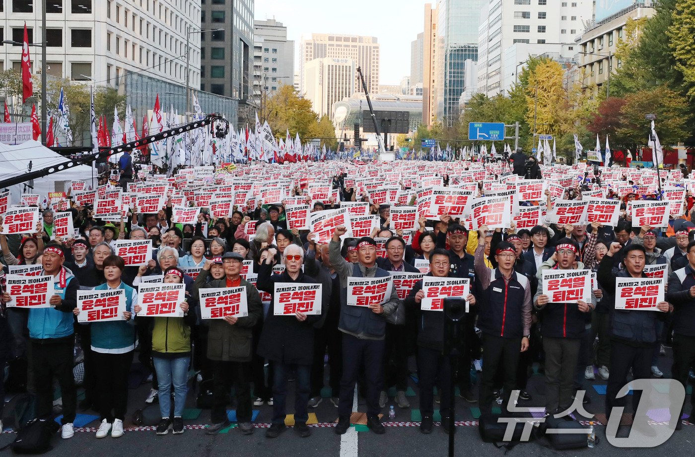 민주노총 노조원들이 9일 오후 서울 세종대로에서 열린 ‘민주노총, 참지말고 몰아내자! 윤석열정권 퇴진! 2024 전태일열사 정신계승 전국노동자대회 · 1차 퇴진총궐기대회’에서 구호를 외치고 있다. 2024.11.9./뉴스1 ⓒ News1 박세연 기자