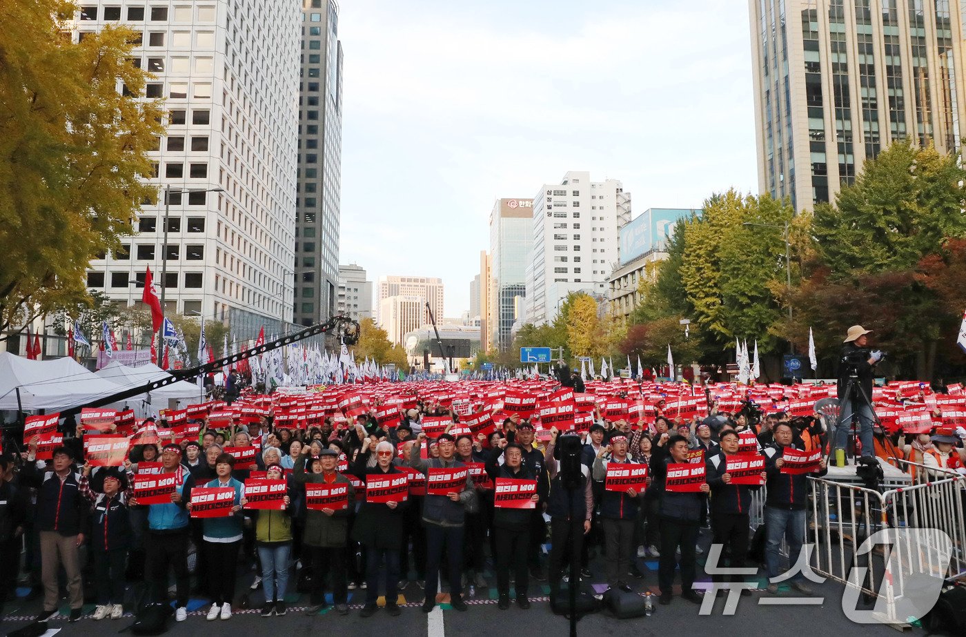 본문 이미지 - 민주노총 노조원들이 9일 오후 서울 세종대로에서 열린 ‘민주노총, 참지말고 몰아내자! 윤석열정권 퇴진! 2024 전태일열사 정신계승 전국노동자대회 · 1차 퇴진총궐기대회’에서 구호를 외치고 있다. 2024.11.9./뉴스1 ⓒ News1 박세연 기자