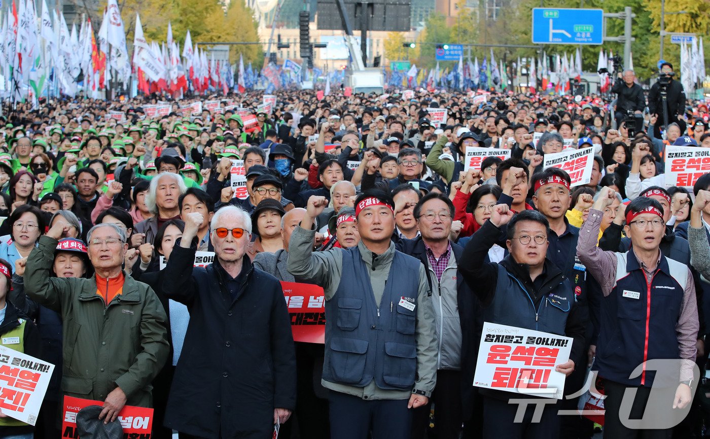 민주노총 노조원들이 9일 오후 서울 세종대로에서 열린 ‘민주노총, 참지말고 몰아내자! 윤석열정권 퇴진! 2024 전태일열사 정신계승 전국노동자대회 · 1차 퇴진총궐기대회’에서 구호를 외치고 있다. 2024.11.9./뉴스1 ⓒ News1 박세연 기자