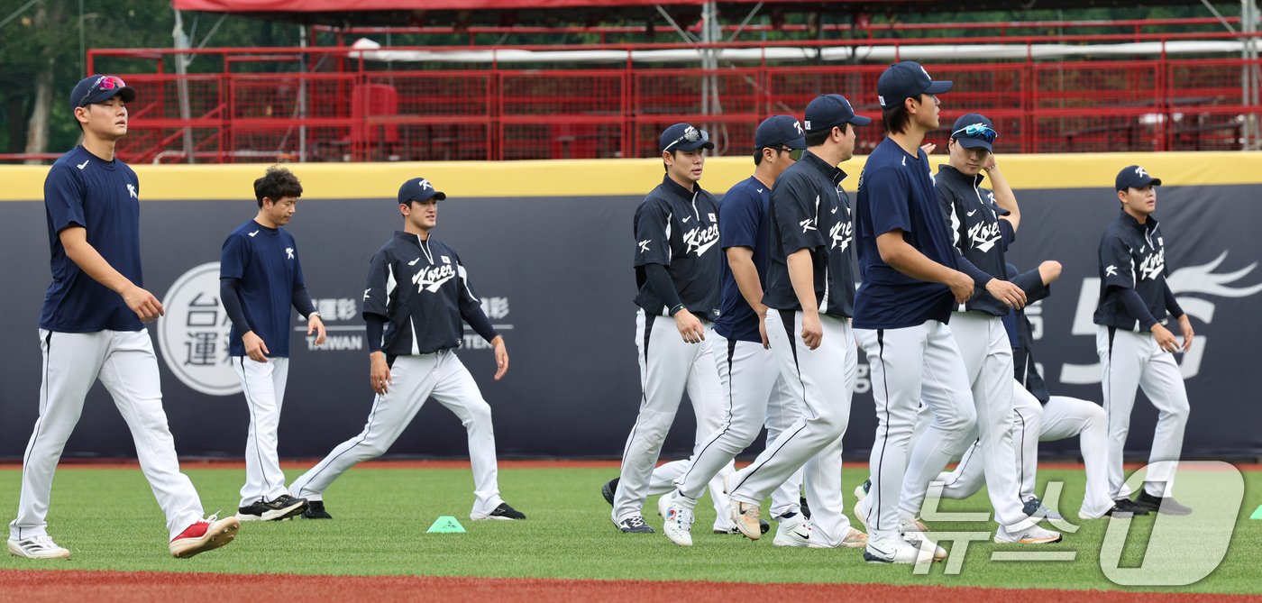 본문 이미지 - 프리미어12 예선을 앞둔 대한민국 야구 대표팀 선수들이 9일(현지시간) 오후 대만 타이베이시 톈무 야구장에서 훈련 전 위밍업을 하고 있다. 대한민국 대표팀은 오는 13일 대만과의 경기를 시작으로 14일 쿠바, 15일 일본, 16일 도미니카 공화국, 18일 호주와의 예선 경기를 갖는다. 2024.11.9/뉴스1 ⓒ News1 장수영 기자