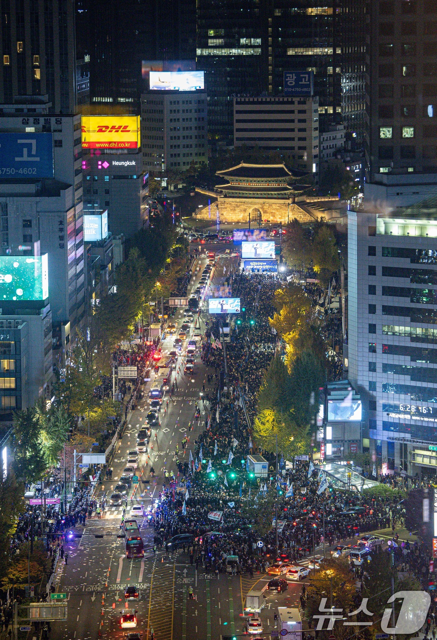 (서울=뉴스1) 이재명 기자 = 9일 오후 서울 중구 숭례문 일대에서 더불어민주당 주최로 '윤석열·김건희 국정농단 규탄·특검 촉구 제2차 국민행동의 날' 장외 집회가 진행되고 있다 …