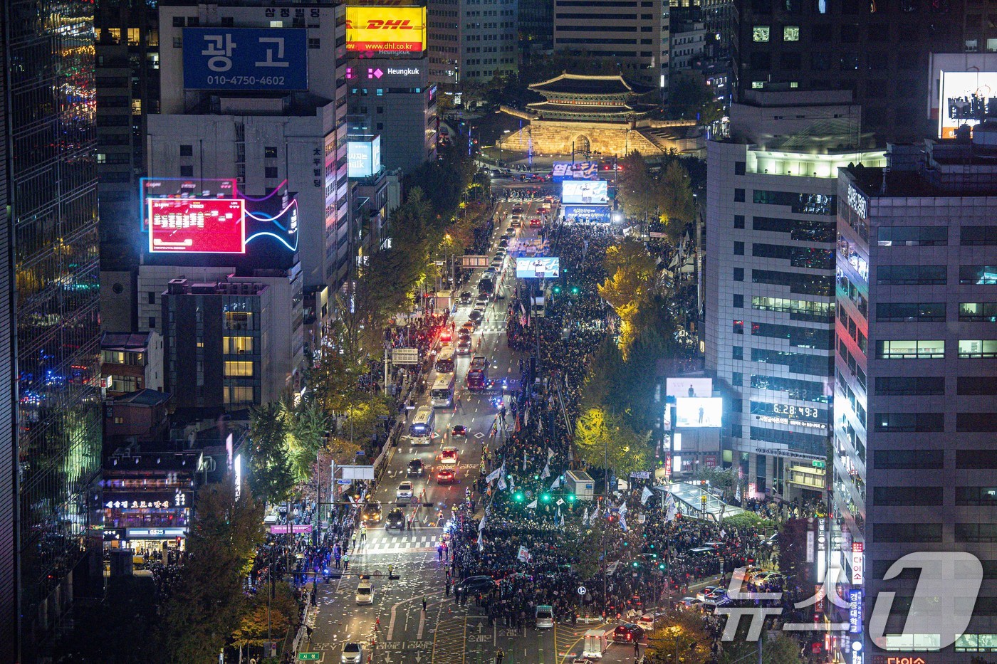 (서울=뉴스1) 이재명 기자 = 9일 오후 서울 중구 숭례문 일대에서 더불어민주당 주최로 '윤석열·김건희 국정농단 규탄·특검 촉구 제2차 국민행동의 날' 장외 집회가 진행되고 있다 …