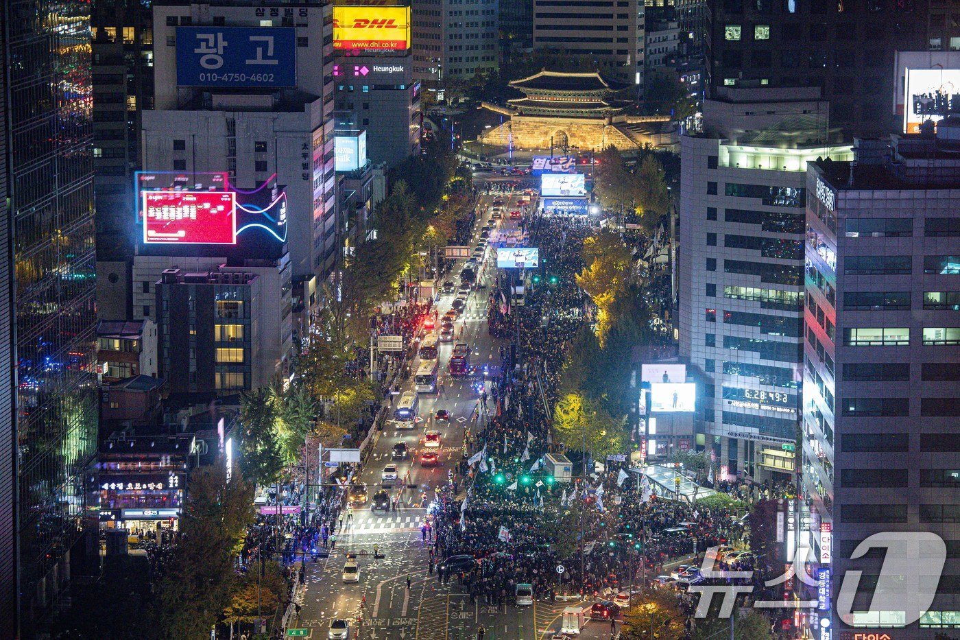 9일 오후 서울 중구 숭례문 일대에서 더불어민주당 주최로 &#39;윤석열·김건희 국정농단 규탄·특검 촉구 제2차 국민행동의 날&#39; 장외 집회가 진행되고 있다. 2024.11.9/뉴스1 ⓒ News1 이재명 기자