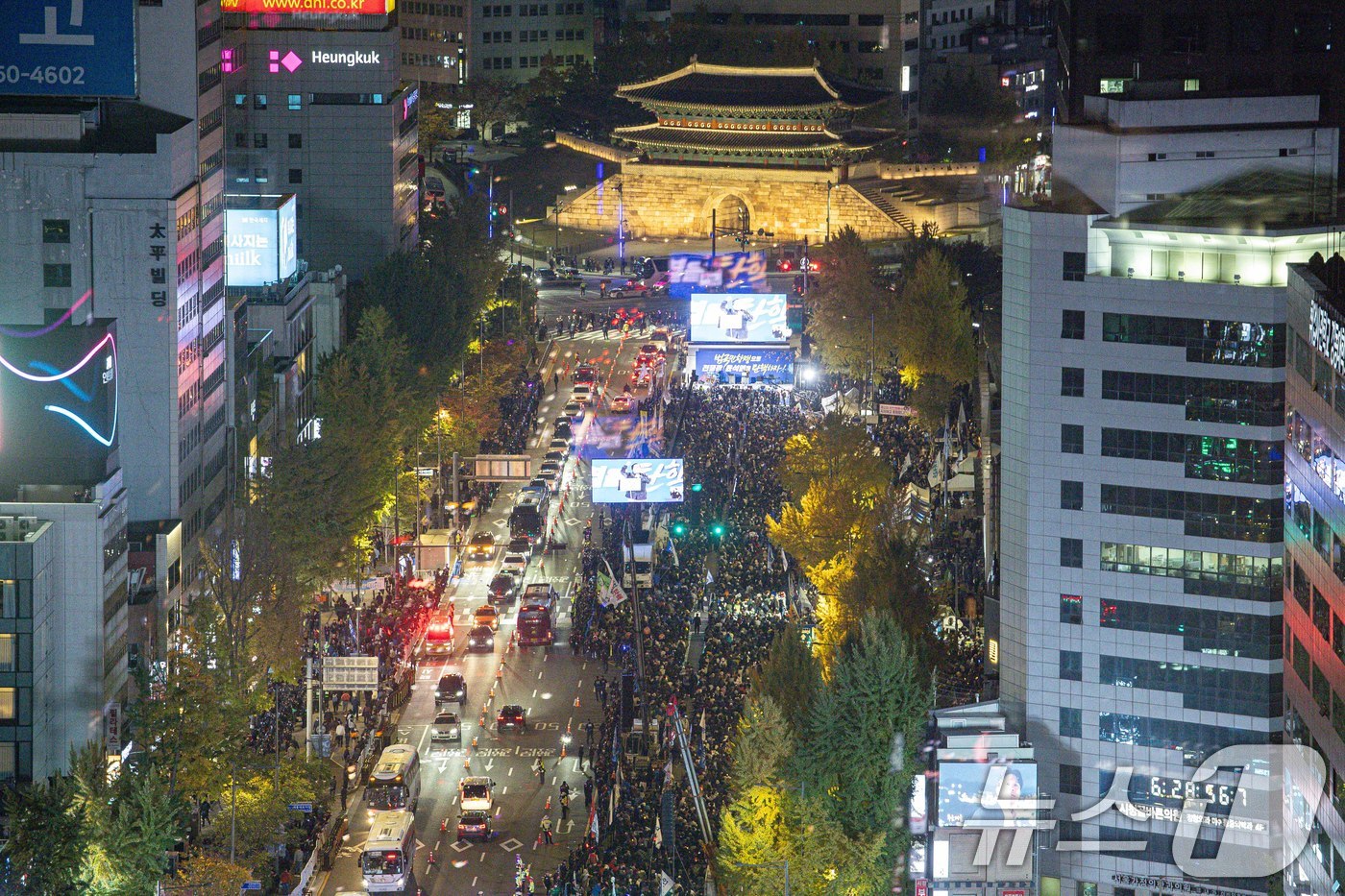 (서울=뉴스1) 이재명 기자 = 9일 오후 서울 중구 숭례문 일대에서 더불어민주당 주최로 '윤석열·김건희 국정농단 규탄·특검 촉구 제2차 국민행동의 날' 장외 집회가 진행되고 있다 …