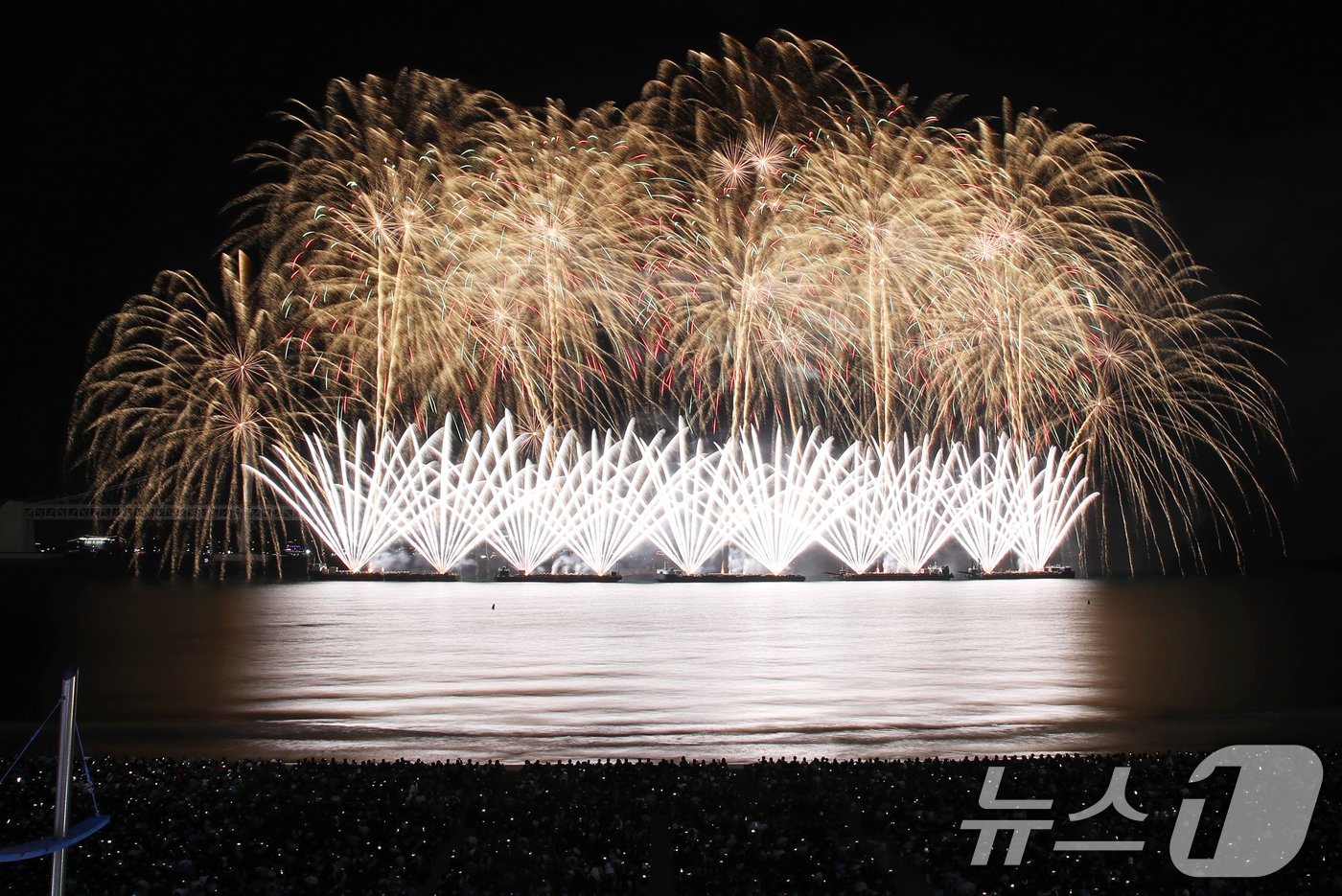 본문 이미지 - 9일 오후 부산 수영구 광안리해수욕장 일대에서 열린 '제19회 부산불꽃축제'에서 화려한 불꽃이 부산 밤바다를 수놓고 있다. 2024.11.9/뉴스1 ⓒ News1 윤일지 기자