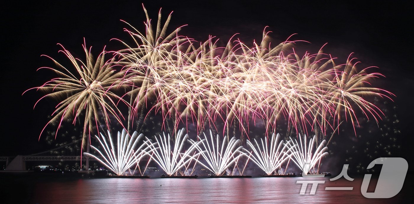 본문 이미지 - 9일 오후 부산 수영구 광안리해수욕장 일대에서 열린 '제19회 부산불꽃축제'에서 화려한 불꽃이 부산 밤바다를 수놓고 있다. 2024.11.9/뉴스1 ⓒ News1 윤일지 기자