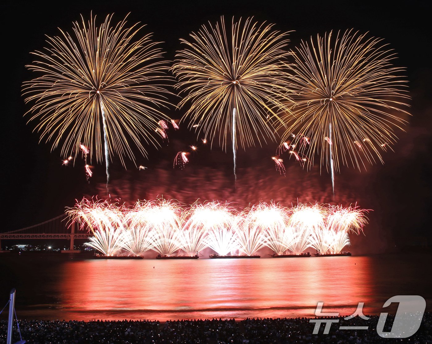 9일 오후 부산 수영구 광안리해수욕장 일대에서 열린 &#39;제19회 부산불꽃축제&#39;에서 화려한 불꽃이 부산 밤바다를 수놓고 있다. 2024.11.9/뉴스1 ⓒ News1 윤일지 기자