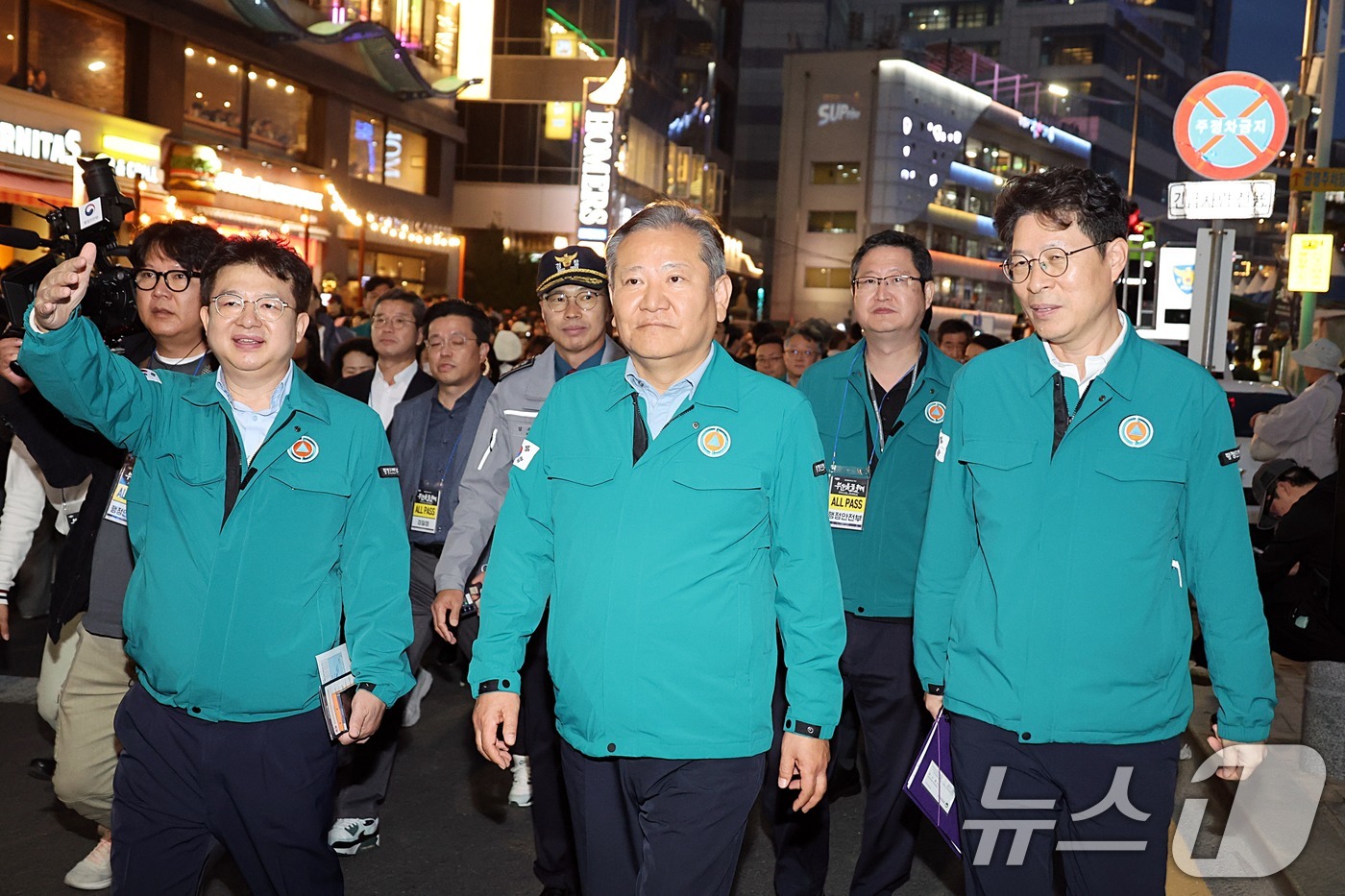 (서울=뉴스1) = 이상민 행정안전부 장관이 9일 오후 부산 광안리해수욕장 일원에서 개최되는 '부산 불꽃축제' 현장을 방문하여 상황·인파·교통관리 등 안전 전반에 대한 사전점검을 …