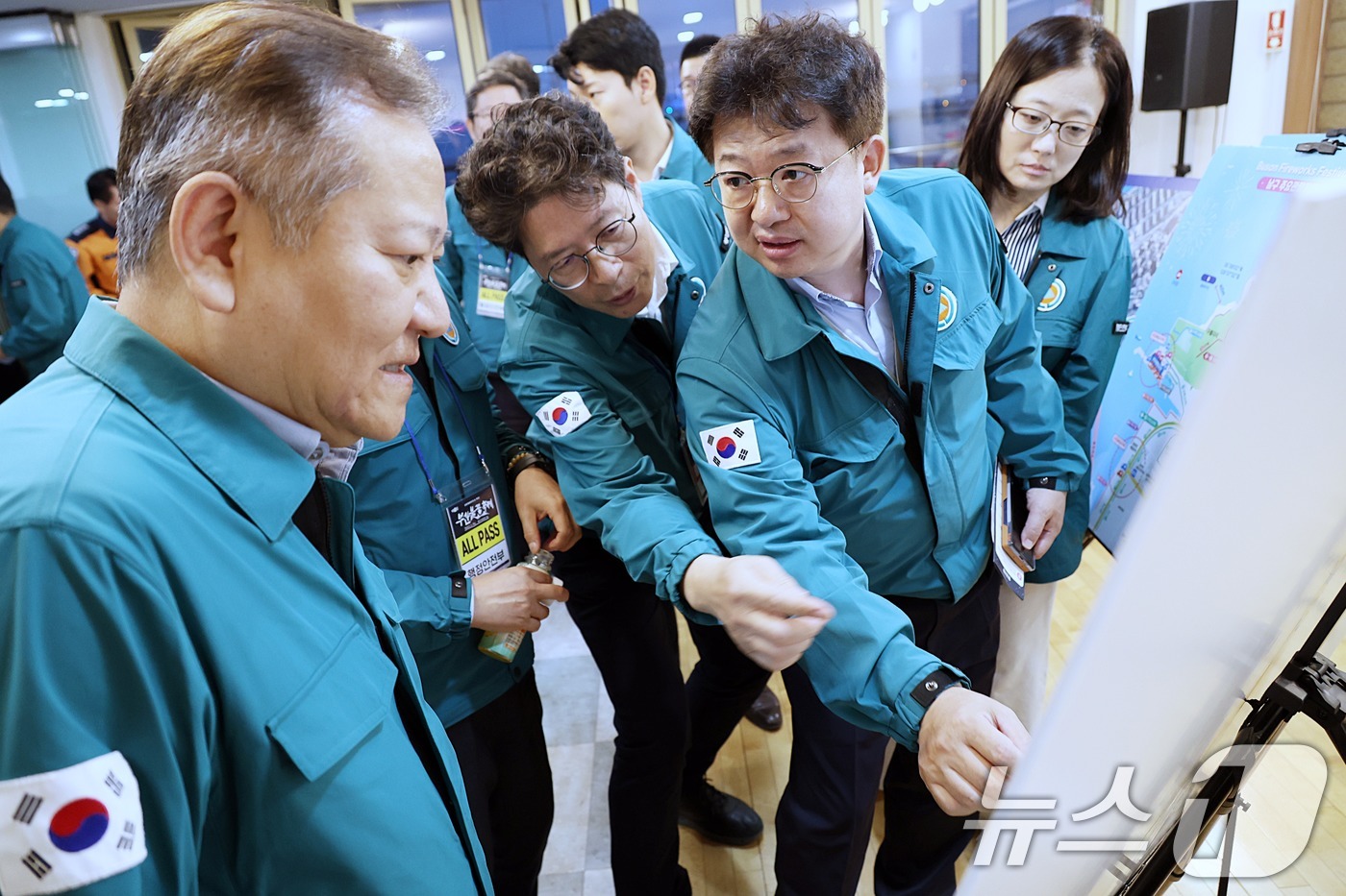 (서울=뉴스1) = 이상민 행정안전부 장관이 9일 오후 부산 광안리해수욕장 일원에서 개최되는 '부산 불꽃축제' 종합상황실을 방문하여 기관별 현장 안전관리 준비 상황을 점검하고 있다 …