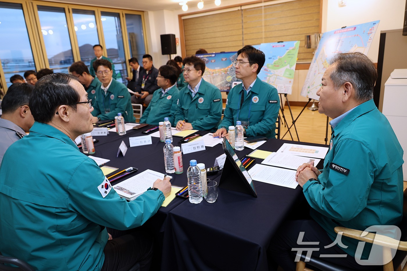 (서울=뉴스1) = 이상민 행정안전부 장관이 9일 오후 부산 광안리해수욕장 일원에서 개최되는 '부산 불꽃축제' 종합상황실을 방문하여 기관별 현장 안전관리 준비 상황을 점검하고 있다 …