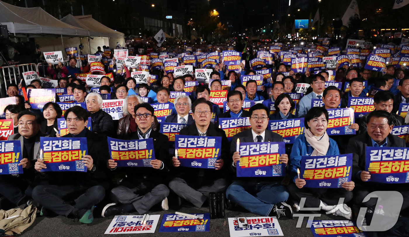 (서울=뉴스1) 박세연 기자 = 이재명 더불어민주당 대표가 9일 오후 서울 세종대로에서 열린 민주당 김건희‧윤석열 국정농단 규탄‧특검 촉구 제2차 국민행동의 날에서 참석자들과 구호 …