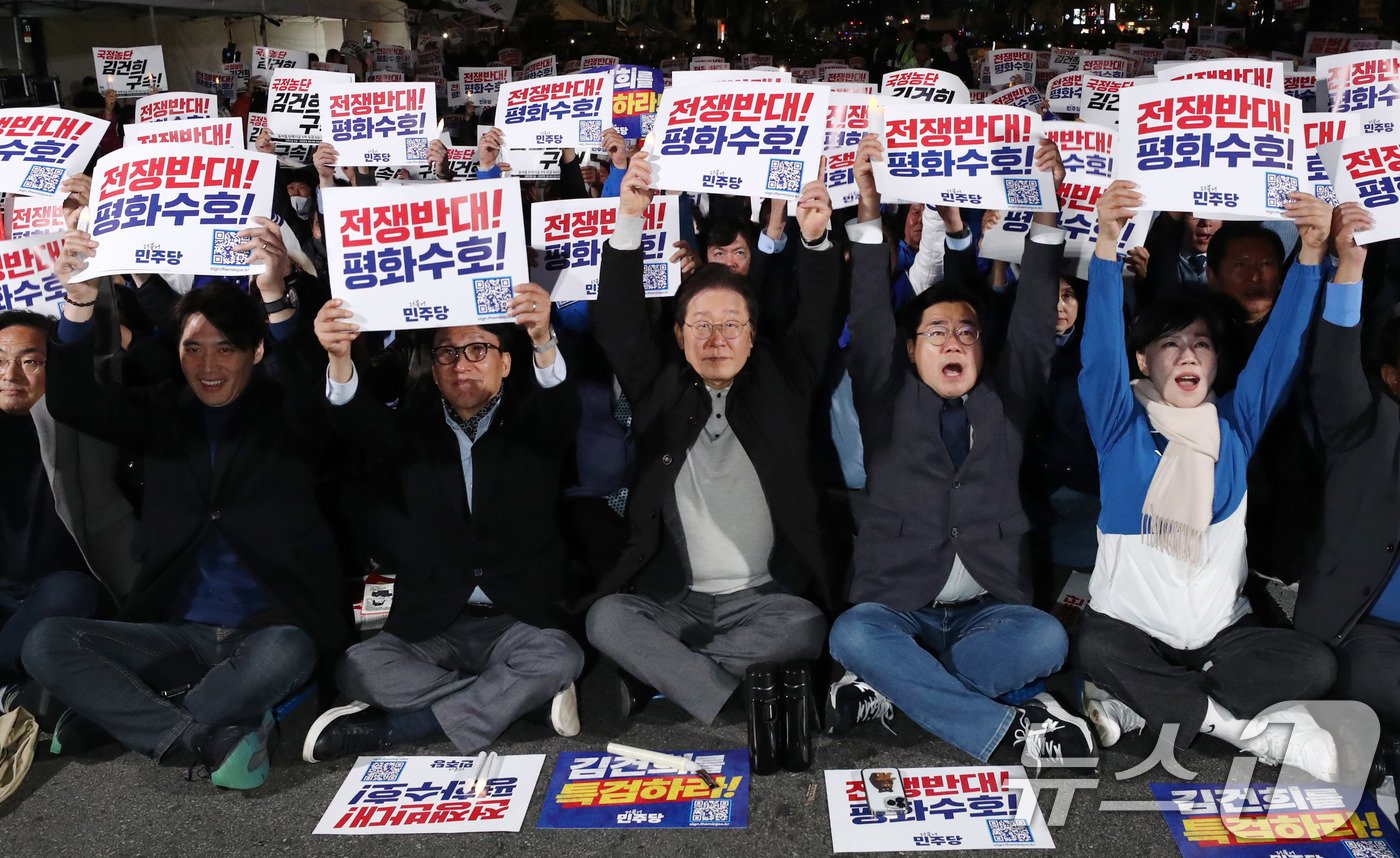 이재명 더불어민주당 대표가 9일 오후 서울 세종대로에서 열린 민주당 김건희‧윤석열 국정농단 규탄‧특검 촉구 제2차 국민행동의 날에 참석해 참석자들과 구호를 외치고 있다. 2024.11.9/뉴스1 ⓒ News1 박세연 기자