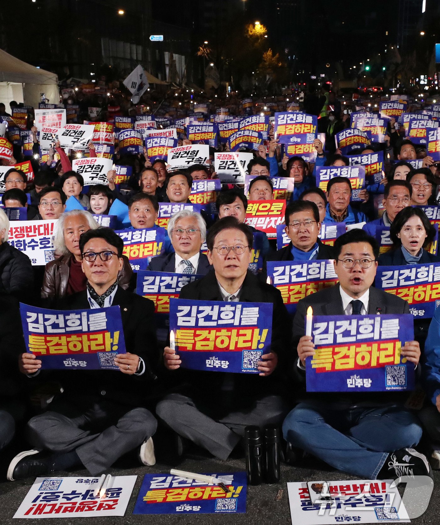 이재명 더불어민주당 대표가 9일 오후 서울 세종대로에서 열린 민주당 김건희‧윤석열 국정농단 규탄‧특검 촉구 제2차 국민행동의 날에서 참석자들과 구호를 외치고 있다. 2024.11.9/뉴스1 ⓒ News1 박세연 기자