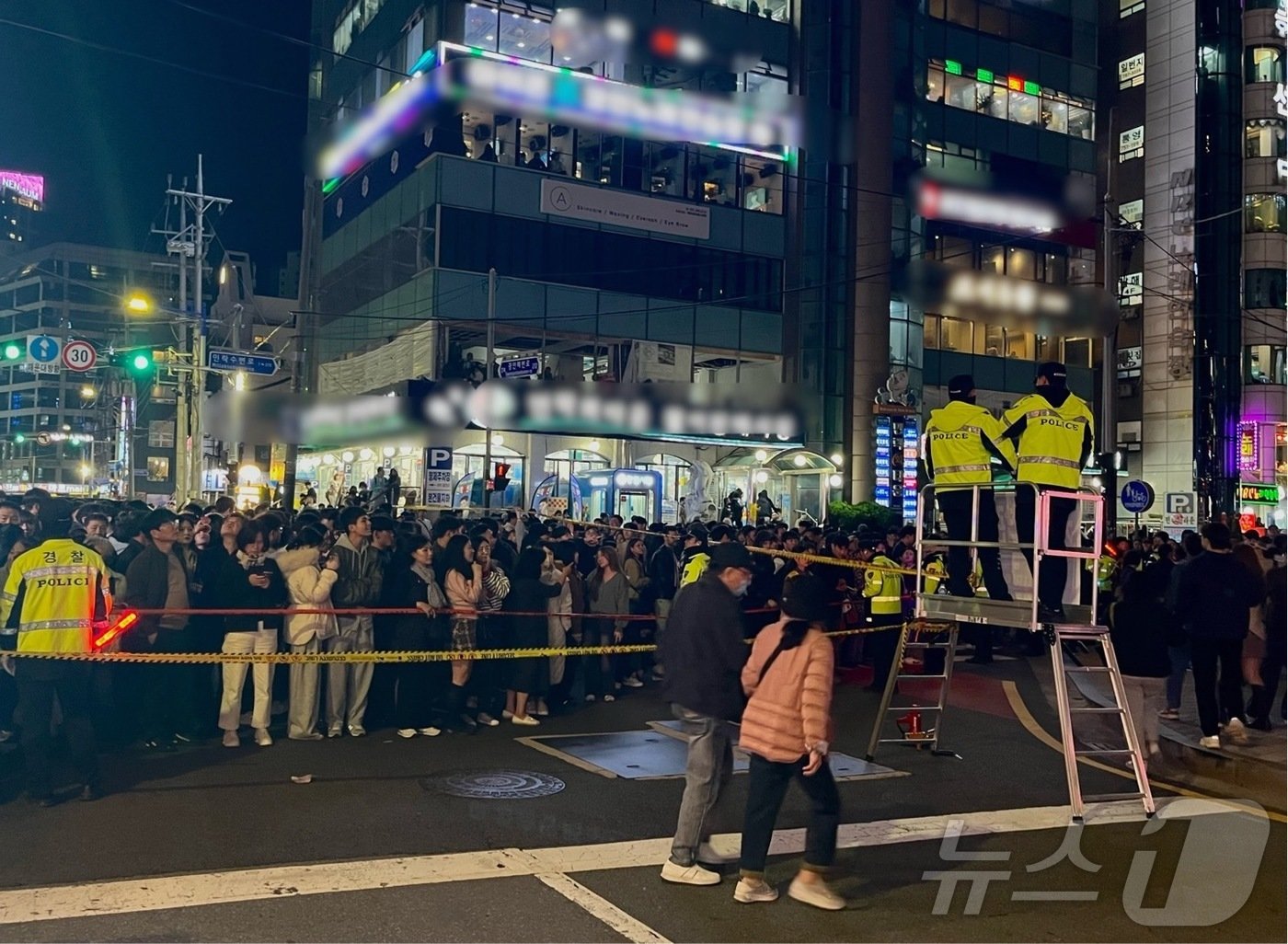 9일 오후 부산 불꽃축제에 많은 인파가 몰린 가운데 경찰이 외부 인원이 해수욕장 인근 도로에 진입하지 못하도록 통제하고 있다.2024.11.9/ⓒ News1 장광일 기자