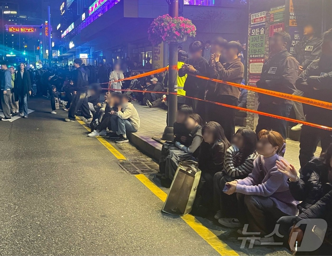 본문 이미지 - 9일 오후 부산 불꽃축제가 열린 가운데 일부 시민들이 대리석에 걸터앉아 폭죽을 관람하고 있다.2024.11.9/ⓒ News1 장광일 기자