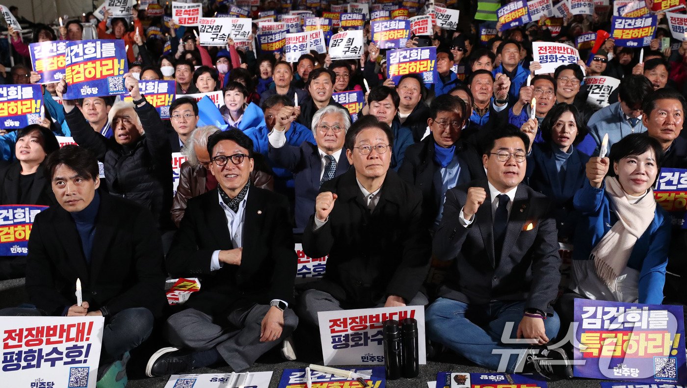 이재명 더불어민주당 대표가 9일 오후 서울 세종대로에서 열린 민주당 김건희‧윤석열 국정농단 규탄‧특검 촉구 제2차 국민행동의 날에 참석해 참석자들과 구호를 외치고 있다. 2024.11.9/뉴스1 ⓒ News1 박세연 기자