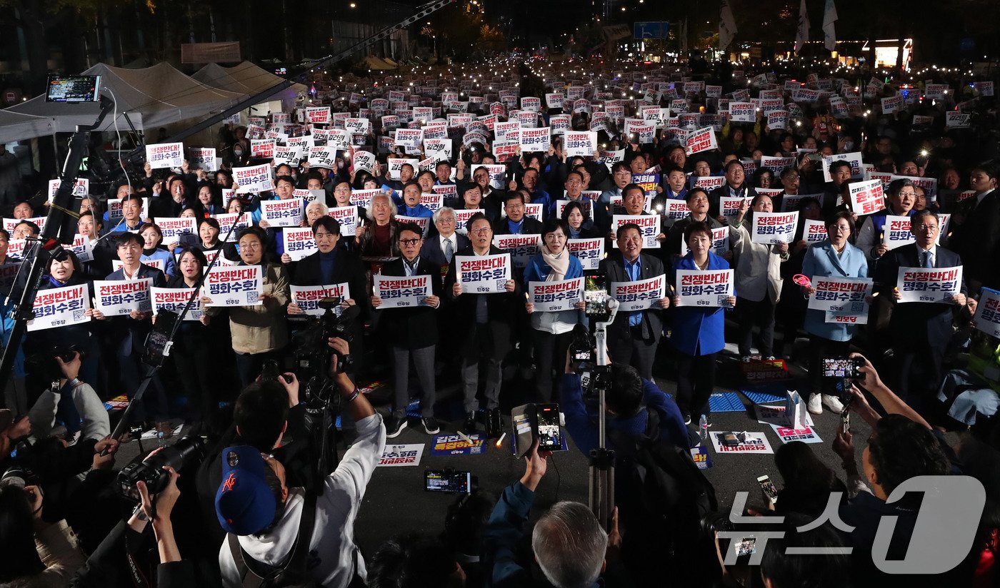 이재명 더불어민주당 대표가 9일 오후 서울 세종대로에서 열린 민주당 김건희‧윤석열 국정농단 규탄‧특검 촉구 제2차 국민행동의 날에 참석해 참석자들과 구호를 외치고 있다. 2024.11.9/뉴스1 ⓒ News1 박세연 기자