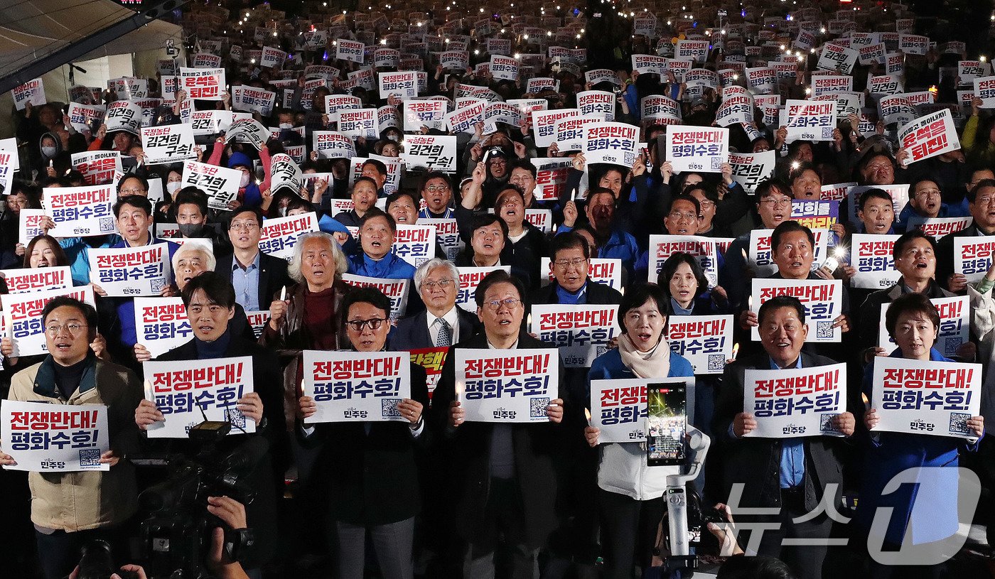 이재명 더불어민주당 대표가 9일 오후 서울 세종대로에서 열린 민주당 김건희‧윤석열 국정농단 규탄‧특검 촉구 제2차 국민행동의 날에 참석해 참석자들과 구호를 외치고 있다. 2024.11.9/뉴스1 ⓒ News1 박세연 기자