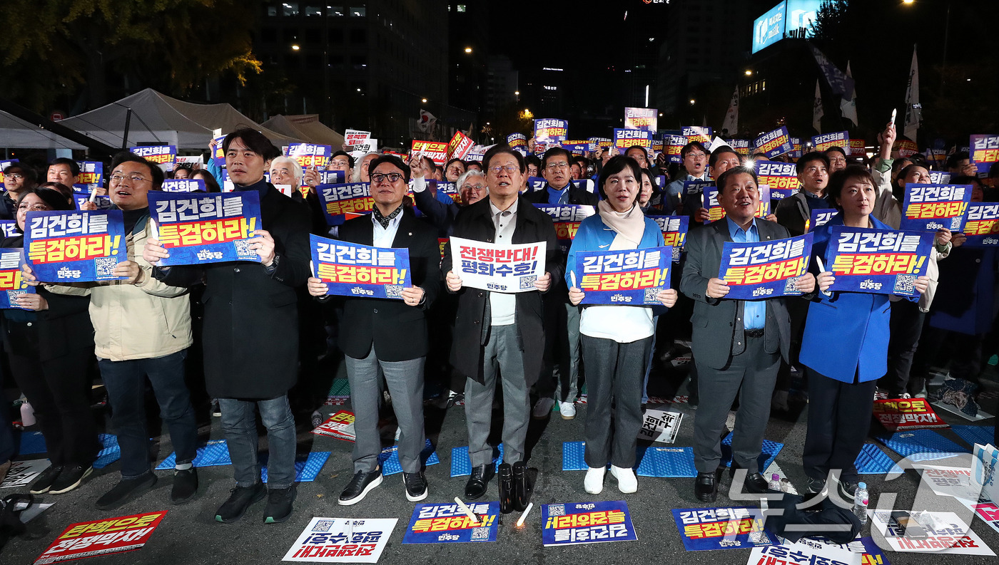 (서울=뉴스1) 박세연 기자 = 이재명 더불어민주당 대표가 9일 오후 서울 세종대로에서 열린 민주당 김건희‧윤석열 국정농단 규탄‧특검 촉구 제2차 국민행동의 날에 참석해 참석자들과 …