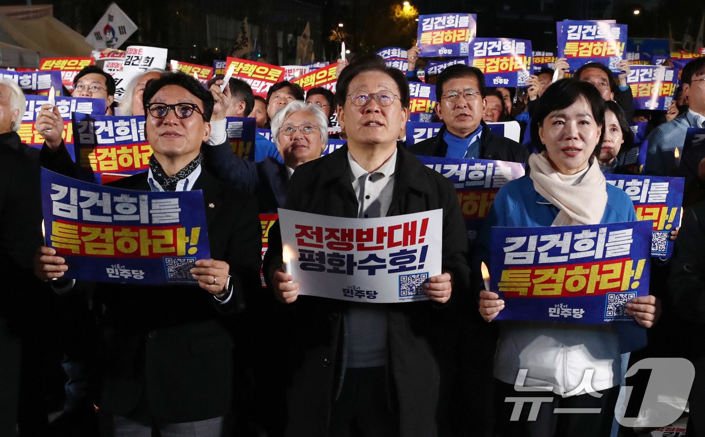 이재명 더불어민주당 대표가 9일 오후 서울 세종대로에서 열린 민주당 김건희‧윤석열 국정농단 규탄‧특검 촉구 제2차 국민행동의 날에 참석해 참석자들과 구호를 외치고 있다. 2024.11.9/뉴스1 ⓒ News1 박세연 기자