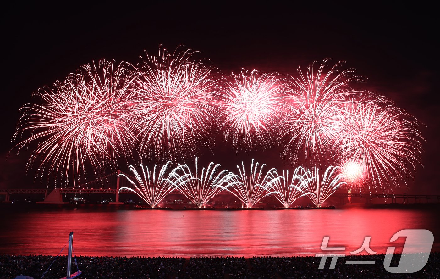 본문 이미지 - 9일 오후 부산 수영구 광안리해수욕장 일대에서 열린 '제19회 부산불꽃축제'에서 화려한 불꽃이 부산 밤바다를 수놓고 있다. 2024.11.9/뉴스1 ⓒ News1 윤일지 기자