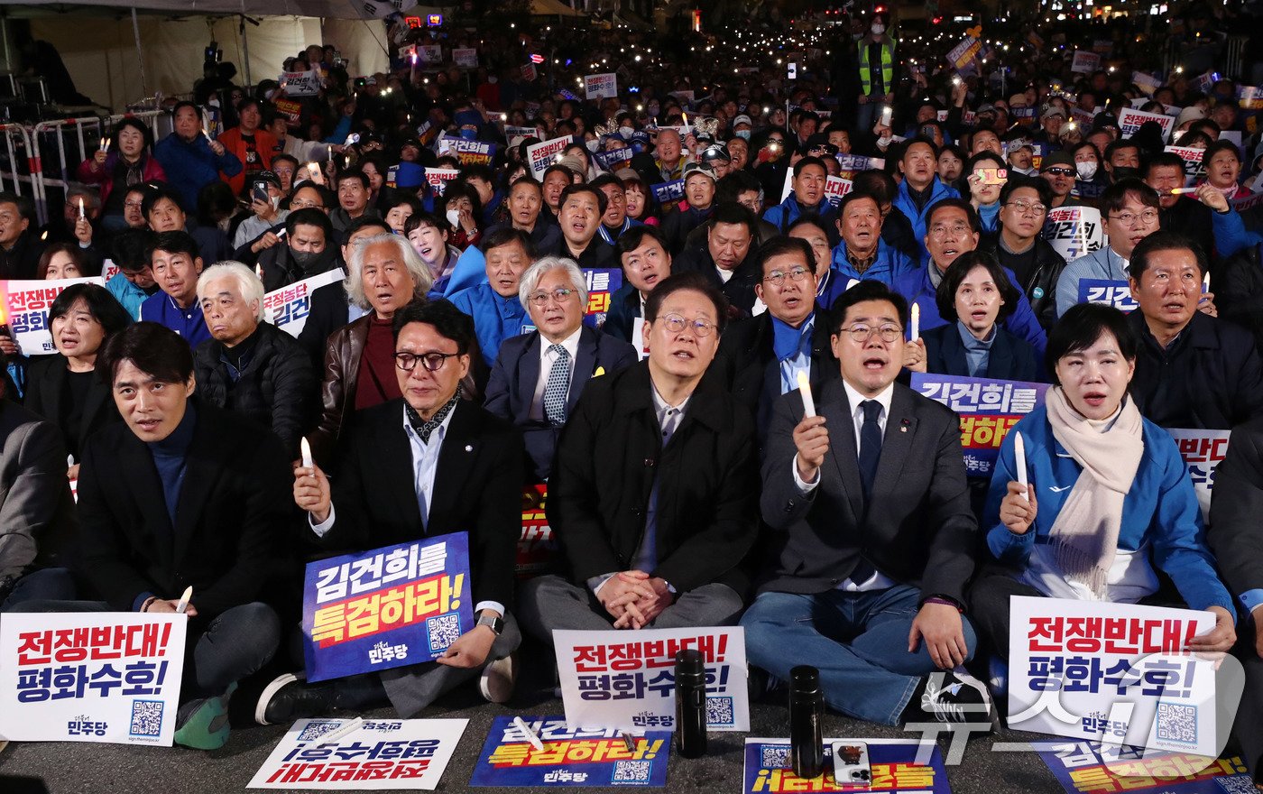 본문 이미지 - 이재명 더불어민주당 대표가 9일 오후 서울 세종대로에서 열린 민주당 김건희‧윤석열 국정농단 규탄‧특검 촉구 제2차 국민행동의 날에 참석해 참석자들과 함께 '아침이슬'을 부르고 있다. 2024.11.9/뉴스1 ⓒ News1 박세연 기자