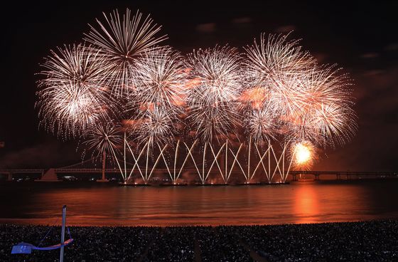 부산불꽃축제서 불 꺼진 광안대교…상황실 통제 못해 통신케이블 파손