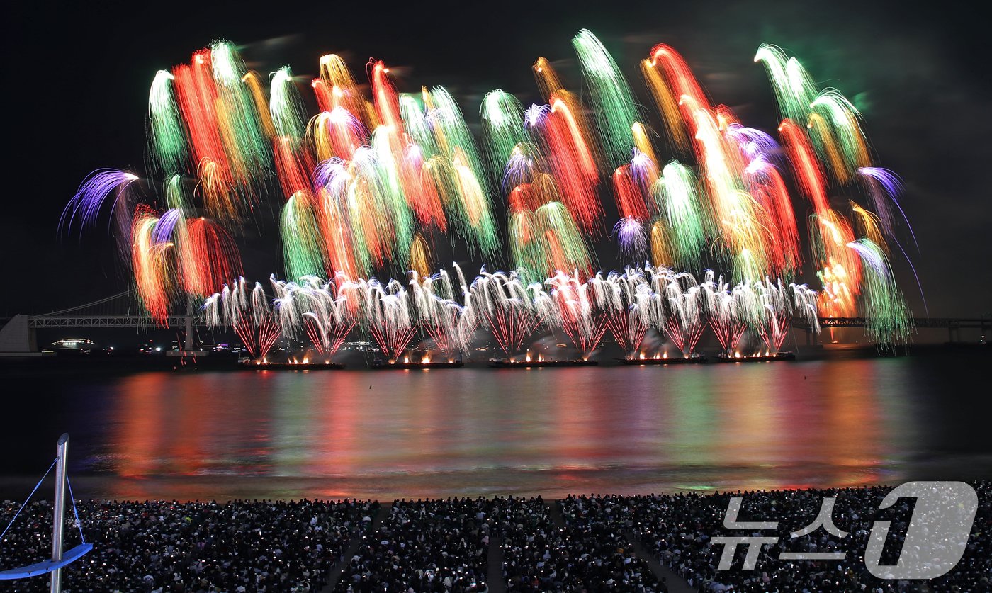 본문 이미지 - 9일 오후 부산 수영구 광안리해수욕장 일대에서 열린 '제19회 부산불꽃축제'에서 화려한 불꽃이 부산 밤바다를 수놓고 있다. 2024.11.9/뉴스1 ⓒ News1 윤일지 기자