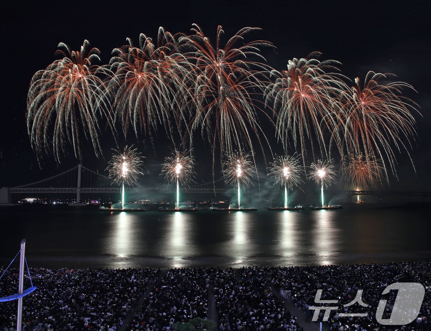 본문 이미지 - 9일 오후 부산 수영구 광안리해수욕장 일대에서 열린 '제19회 부산불꽃축제'에서 화려한 불꽃이 부산 밤바다를 수놓고 있다. 2024.11.9/뉴스1 ⓒ News1 윤일지 기자