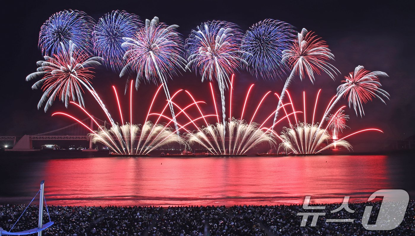 본문 이미지 - 9일 오후 부산 수영구 광안리해수욕장 일대에서 열린 '제19회 부산불꽃축제'에서 화려한 불꽃이 부산 밤바다를 수놓고 있다. 2024.11.9/뉴스1 ⓒ News1 윤일지 기자