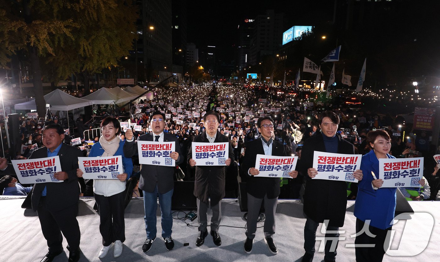 이재명 대표와 박찬대 원내대표를 비롯한 민주당 지도부가 9일 오후 서울 세종대로에서 열린 민주당 김건희‧윤석열 국정농단 규탄‧특검 촉구 제2차 국민행동의 날에서 구호를 외치고 있다. &#40;공동취재&#41;2024.11.9/뉴스1 ⓒ News1 박세연 기자