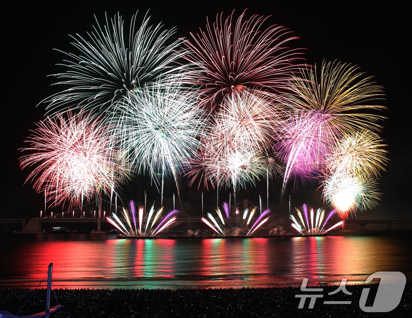 본문 이미지 - 9일 오후 부산 수영구 광안리해수욕장 일대에서 열린 '제19회 부산불꽃축제'에서 화려한 불꽃이 부산 밤바다를 수놓고 있다. 2024.11.9/뉴스1 ⓒ News1 윤일지 기자