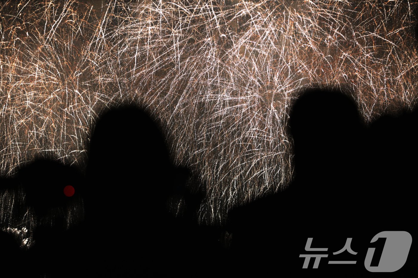 본문 이미지 - 9일 오후 부산 수영구 광안리해수욕장 일대에서 관람객들이 '제18회 부산불꽃축제'를 즐기고 있다. 2024.11.9/뉴스1 ⓒ News1 윤일지 기자