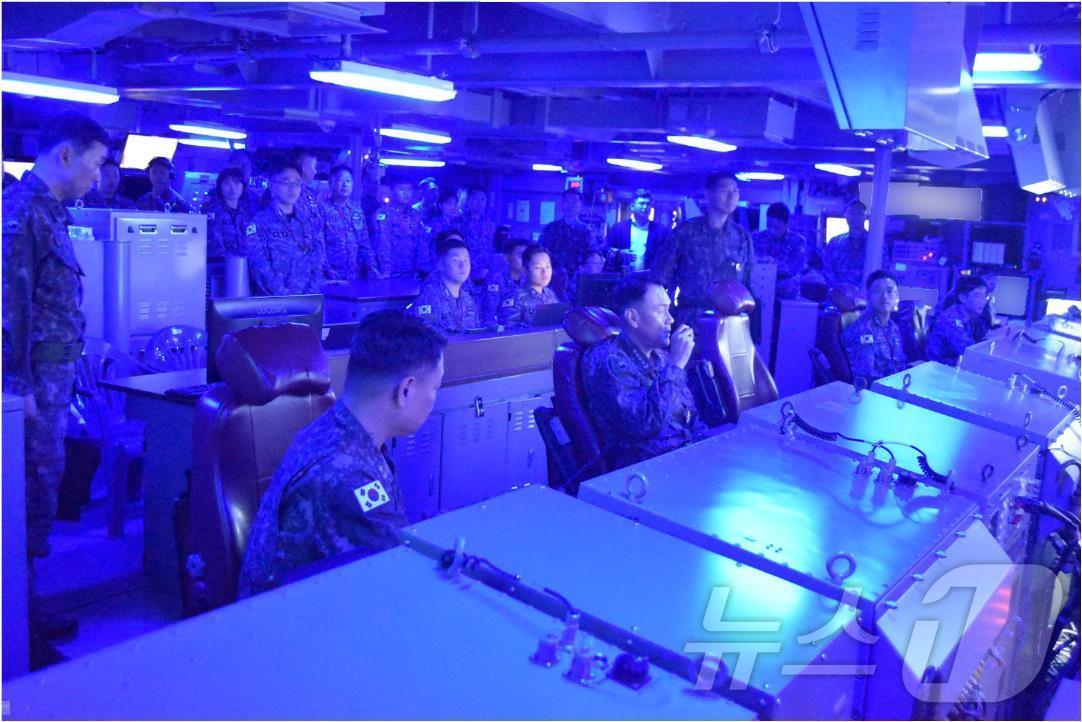 본문 이미지 - 김명수 합참의장이 해상작전 중인 율곡이이함을 방문하여 작전태세를 점검하고 있다.&#40;합참제공&#41;