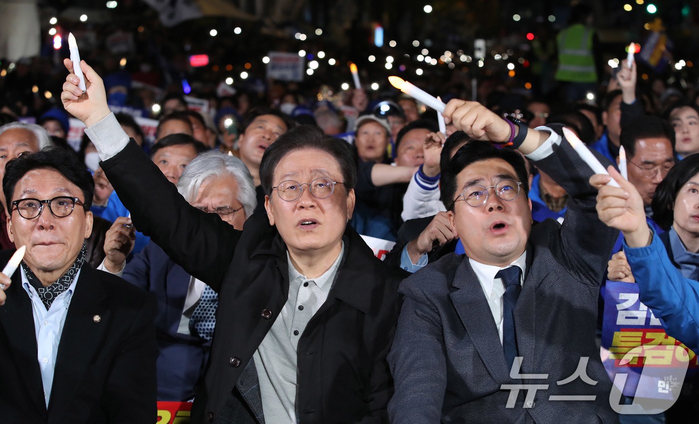 이재명 더불어민주당 대표와 박찬대 원내대표가 9일 오후 서울 세종대로에서 열린 더불어민주당 김건희‧윤석열 국정농단 규탄‧특검 촉구 제2차 국민행동의 날에서 ‘아침이슬’을 부르고 있다. 2024.11.9/뉴스1 ⓒ News1 박세연 기자