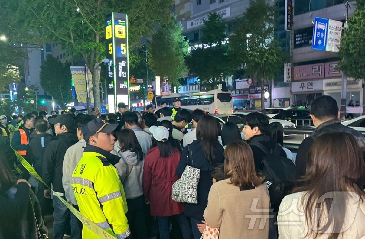 경찰이 부산불꽃축제 직후 부산지하철 2호선 광안역에 시민들이 몰리자 출입을 제한하고 있다.2024.11.9/ 뉴스1 ⓒ News1 장광일 기자